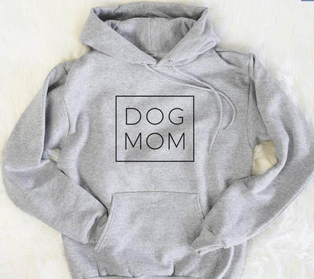 Hettegenser med tekst "DOG MOM"